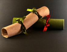 Load image into Gallery viewer, REUSABLE CHRISTMAS CRACKER IN CHAMPAGNE PUNCH
